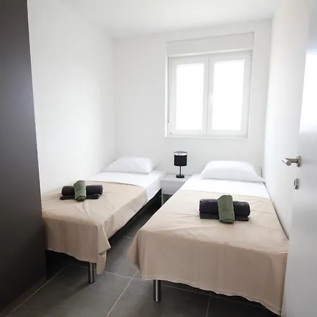 Sunshine Bay Apartment *